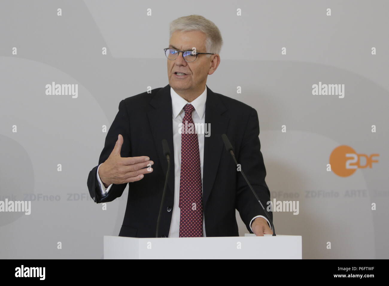 Mainz, Allemagne. 29 Juin, 2018. Thomas Bellut, le directeur général (Intendant) de la ZDF, traite de la conférence de presse. Le Conseil de la télévision publique allemande ZDF-service de radiodiffusion télévisuelle (Zweites Deutsches Fernsehen) se sont rencontrés pour leur 9. réunion de son XV. durée du mandat à Mayence. La présidente de la Commission Télévision de Marlehn Thieme a été réélu à son poste à la date prévue de l'élection de mi-parcours des 3 sièges du présidium. Crédit : Michael Debets/Pacific Press/Alamy Live News Banque D'Images