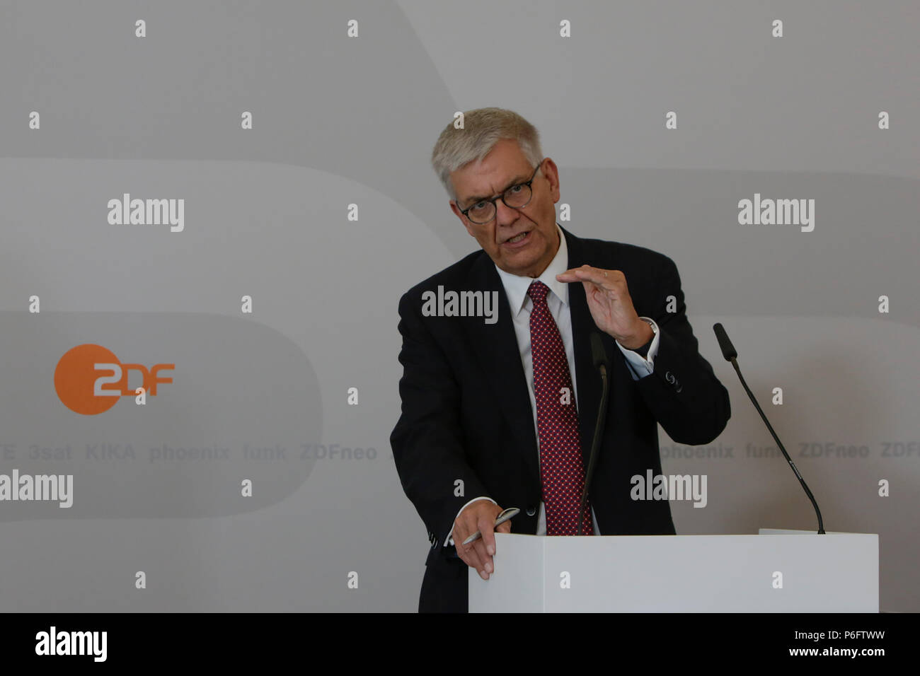 Mainz, Allemagne. 29 Juin, 2018. Thomas Bellut, le directeur général (Intendant) de la ZDF, traite de la conférence de presse. Le Conseil de la télévision publique allemande ZDF-service de radiodiffusion télévisuelle (Zweites Deutsches Fernsehen) se sont rencontrés pour leur 9. réunion de son XV. durée du mandat à Mayence. La présidente de la Commission Télévision de Marlehn Thieme a été réélu à son poste à la date prévue de l'élection de mi-parcours des 3 sièges du présidium. Crédit : Michael Debets/Pacific Press/Alamy Live News Banque D'Images