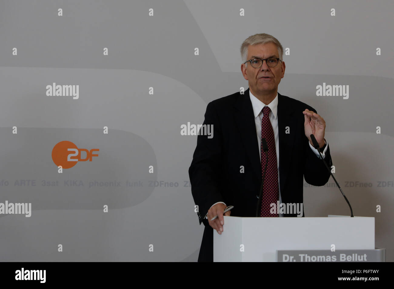Mainz, Allemagne. 29 Juin, 2018. Thomas Bellut, le directeur général (Intendant) de la ZDF, traite de la conférence de presse. Le Conseil de la télévision publique allemande ZDF-service de radiodiffusion télévisuelle (Zweites Deutsches Fernsehen) se sont rencontrés pour leur 9. réunion de son XV. durée du mandat à Mayence. La présidente de la Commission Télévision de Marlehn Thieme a été réélu à son poste à la date prévue de l'élection de mi-parcours des 3 sièges du présidium. Crédit : Michael Debets/Pacific Press/Alamy Live News Banque D'Images
