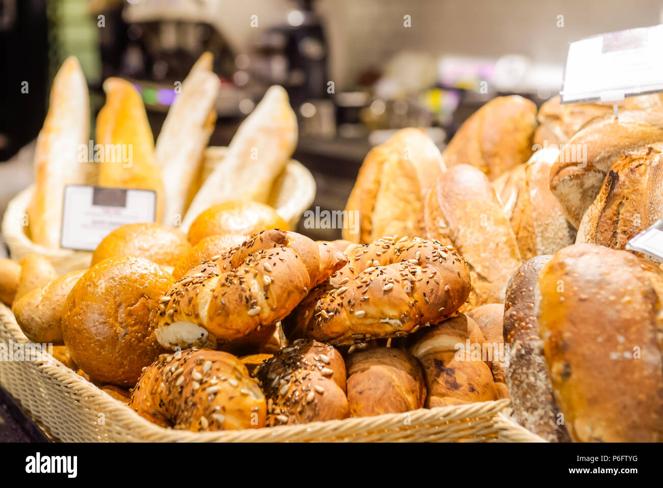 Close up des articles sur l'affichage dans le marché de l'alimentation boulangerie.. Pain frais, viennoiseries et pains en panier en osier. Focus sélectif. Copier l'espace. Banque D'Images