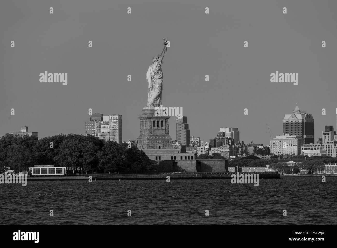 7 juin 2018, New York, NY, USA - Statue de la liberté se retourne vers Brooklynm, NY Banque D'Images