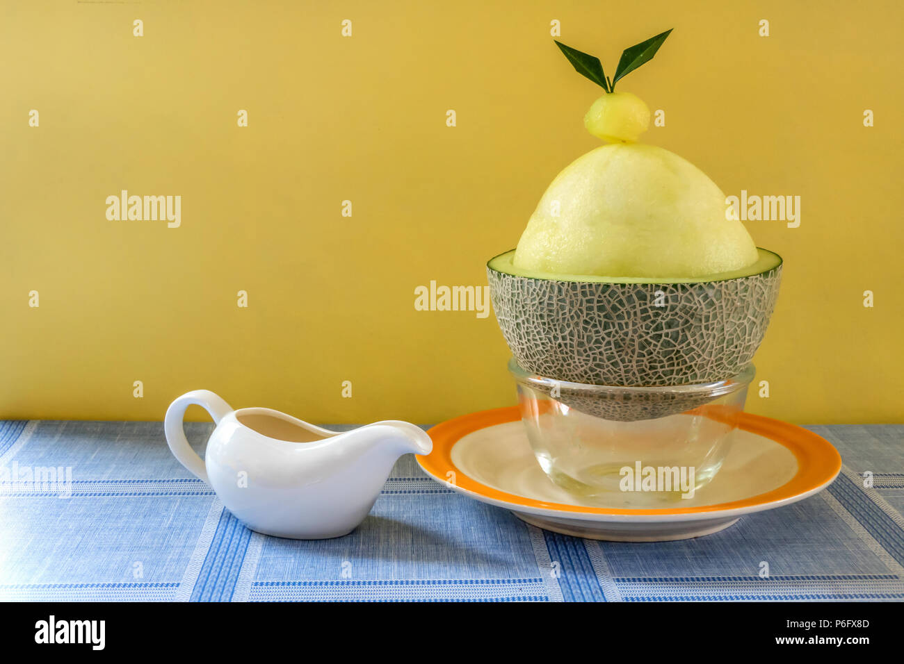 Bingsu - Coréen shaved ice dessert avec garnitures sucrées avec du melon frais Banque D'Images