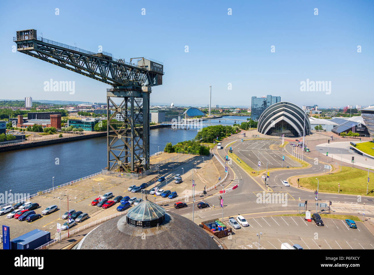 Voir l'ouest le long de la rivière Clyde à l'Finnieston Crane et vers l'Armadillo SECC salle de concerts et de l'autre côté de la Clyde de Govan, Glasgow, district Banque D'Images