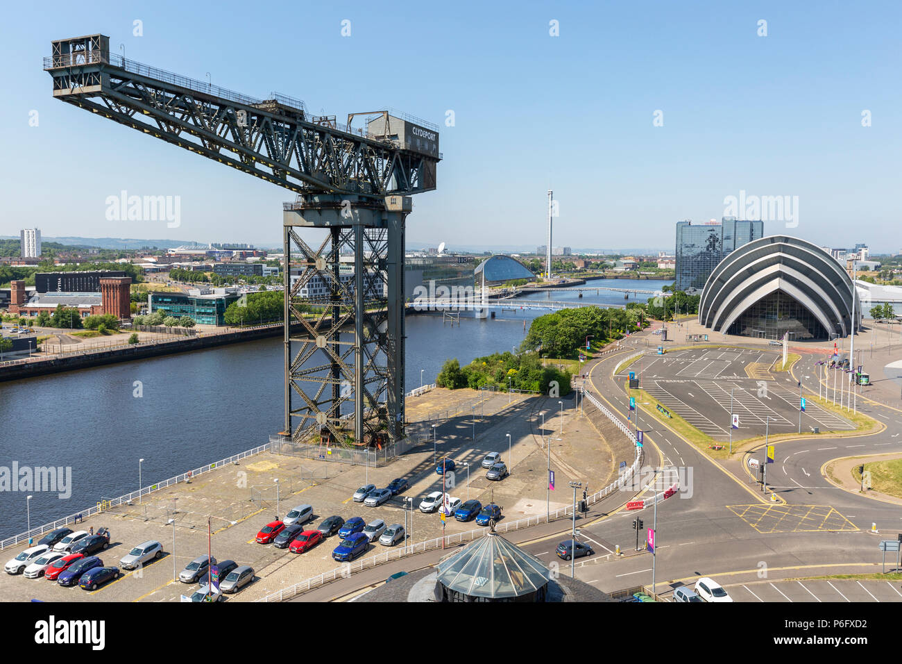 Voir l'ouest le long de la rivière Clyde à Finnieston Crane, et le tatou Anderston SECC lieu convertir et de l'autre côté de la rivière à Govan, Glasgow District Banque D'Images