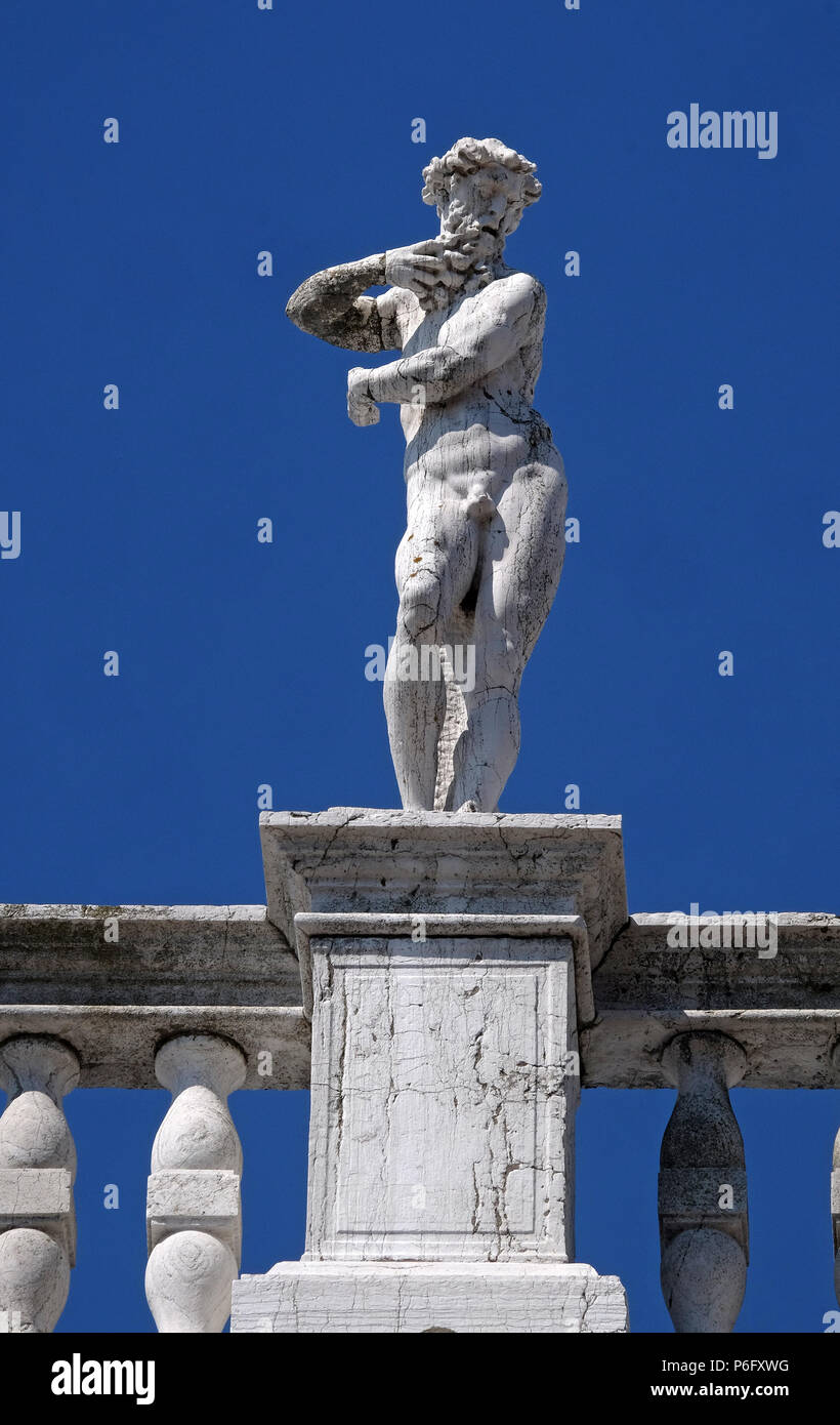 Statue en haut de Bibliothèque nationale de la Bibliothèque Marciana, Venise, Italie, site du patrimoine mondial de l'UNESCO Banque D'Images