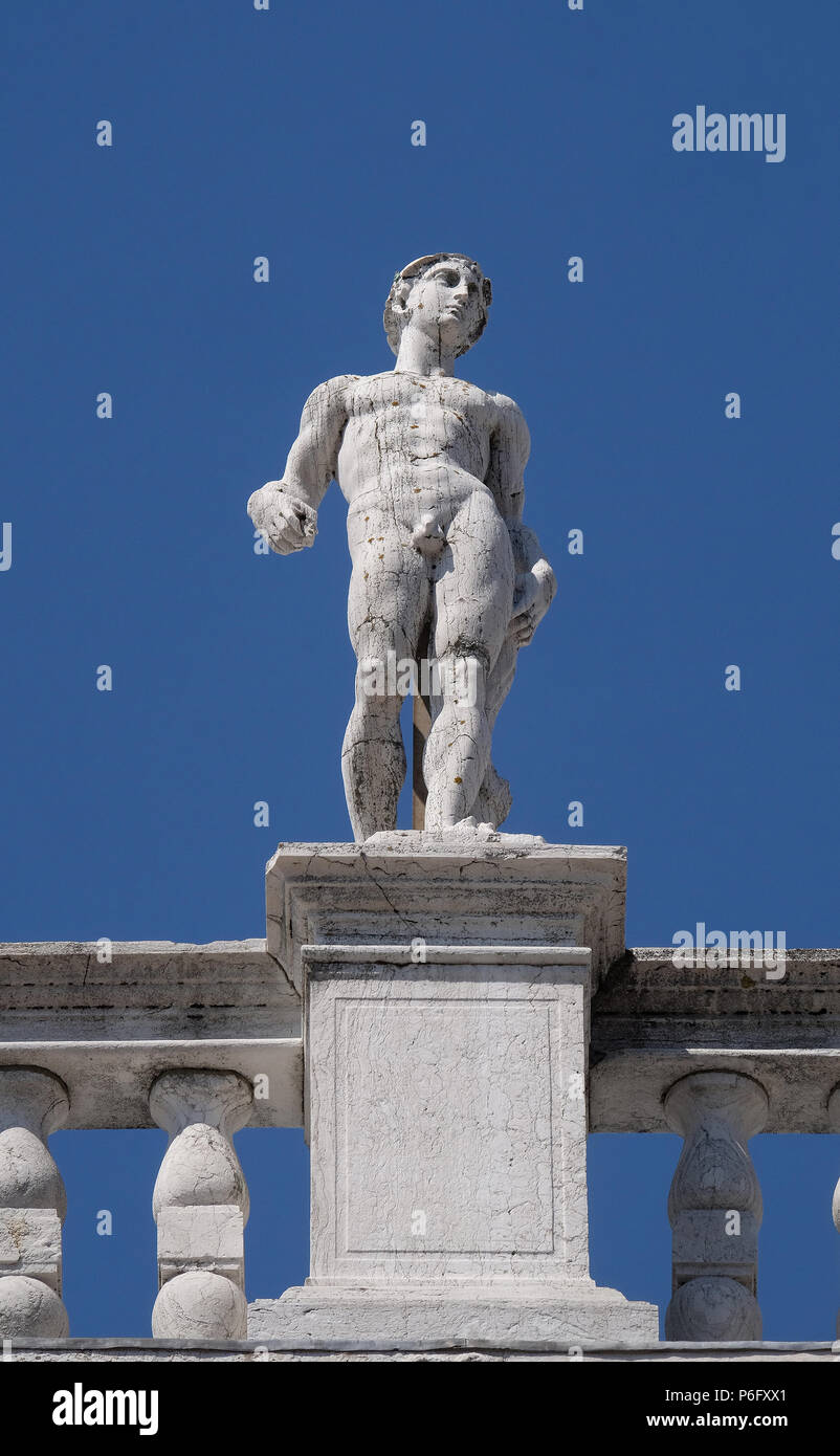 Statue en haut de Bibliothèque nationale de la Bibliothèque Marciana, Venise, Italie, site du patrimoine mondial de l'UNESCO Banque D'Images