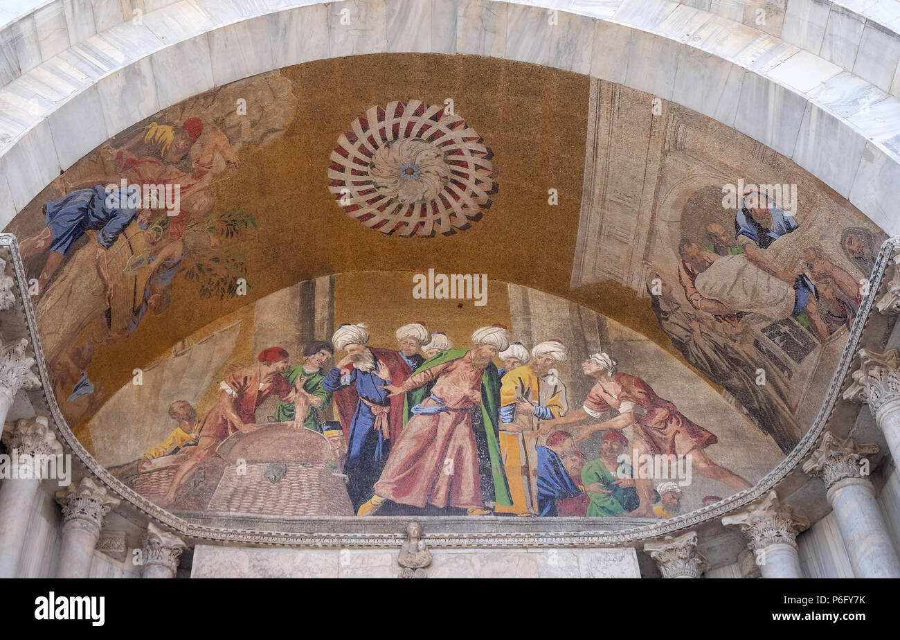 Voler le corps de Saint Marc, lunette, mosaïque de la Basilique Saint Marc, la Place Saint Marc, Venise, Italie Banque D'Images