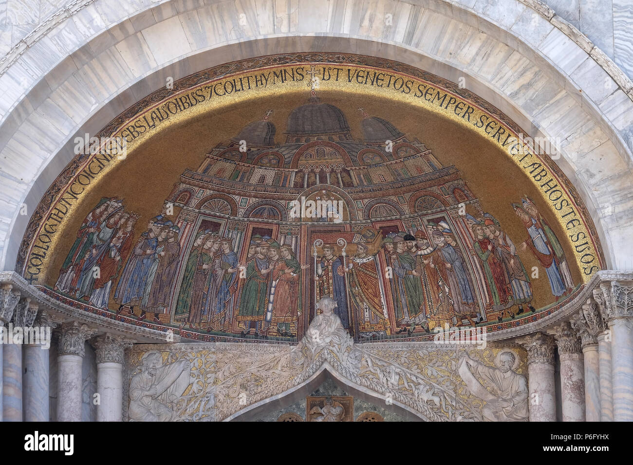 Translation du corps de Saint Marc, mosaïque sur la façade de la Basilique Saint Marc, Venise, Italie Banque D'Images