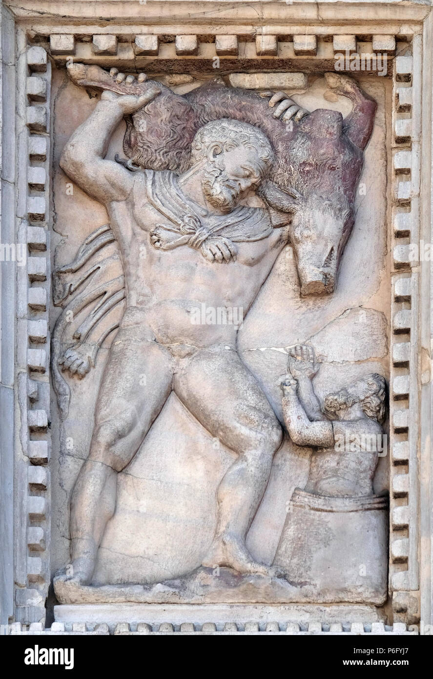 Relief représentant Hercule et le sanglier, Erymanthian détails façade de la Basilique Saint Marc, la Place Saint Marc, Venise, Italie Banque D'Images