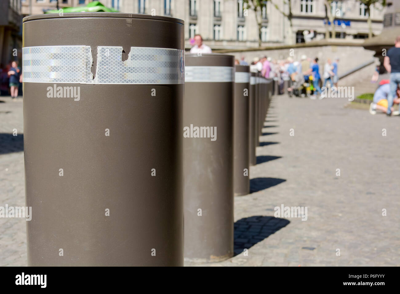 Bollard de bouclier à la place publique pour protéger les citoyens contre les attaques terroristes Banque D'Images