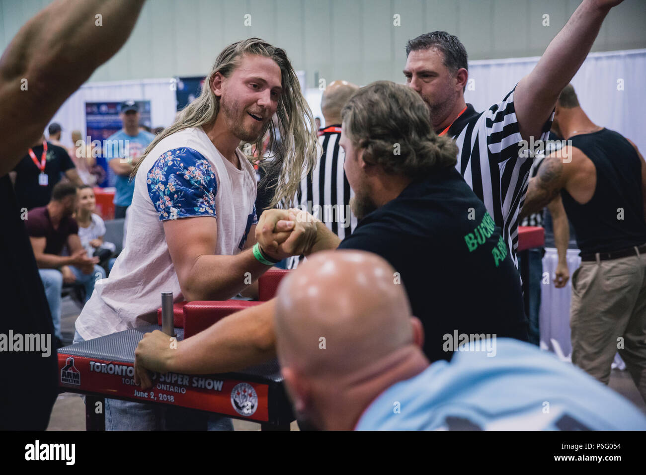 Les hommes arm wrestling match Banque D'Images