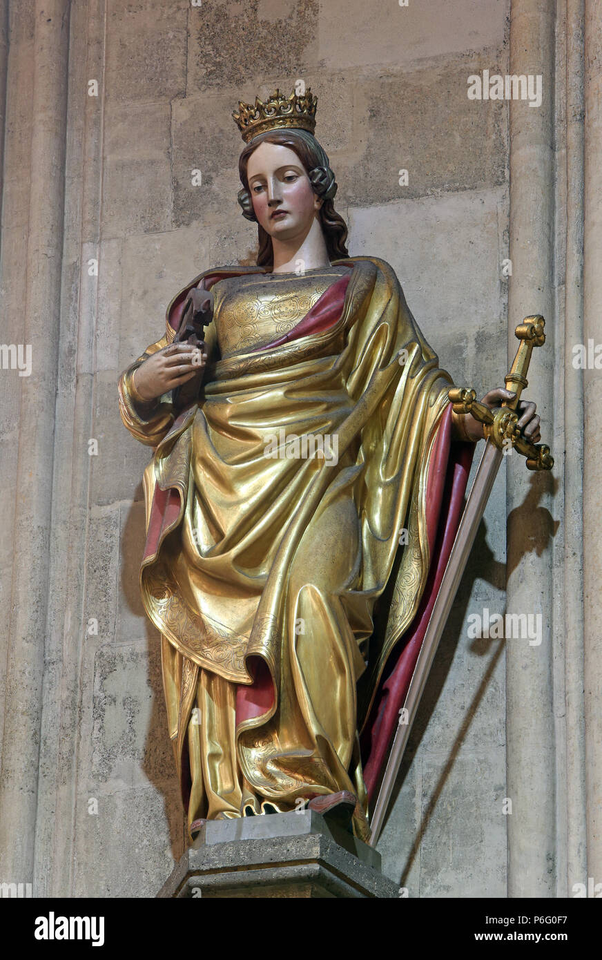 Sainte Catherine d'Alexandrie, la statue dans la cathédrale de Zagreb, dédiée à l'assomption de Marie Banque D'Images