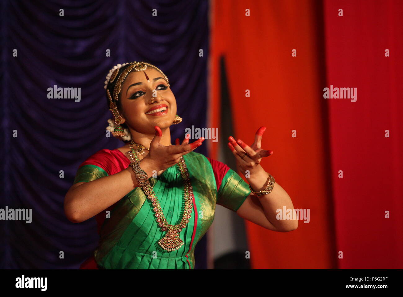 Le bharata natyam est l'une des huit formes de danse classique de l'Inde, de l'Etat du Tamil Nadu.Les photos sont de différentes représentations sur scène Banque D'Images