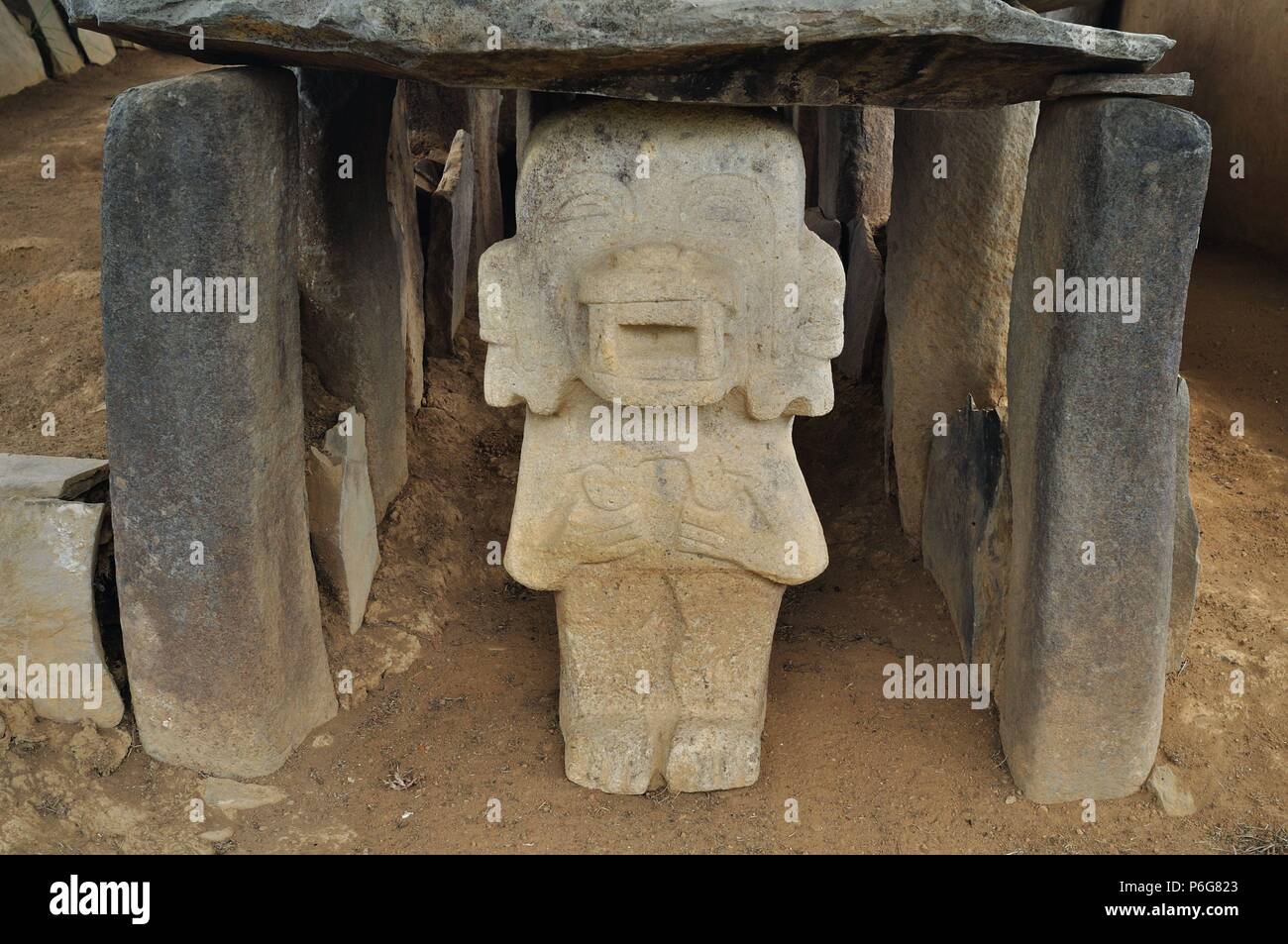 Chien - Alto de los Idolos à ISNOS - Parc archéologique de San Agustin . Département de Huila.LA COLOMBIE. Banque D'Images