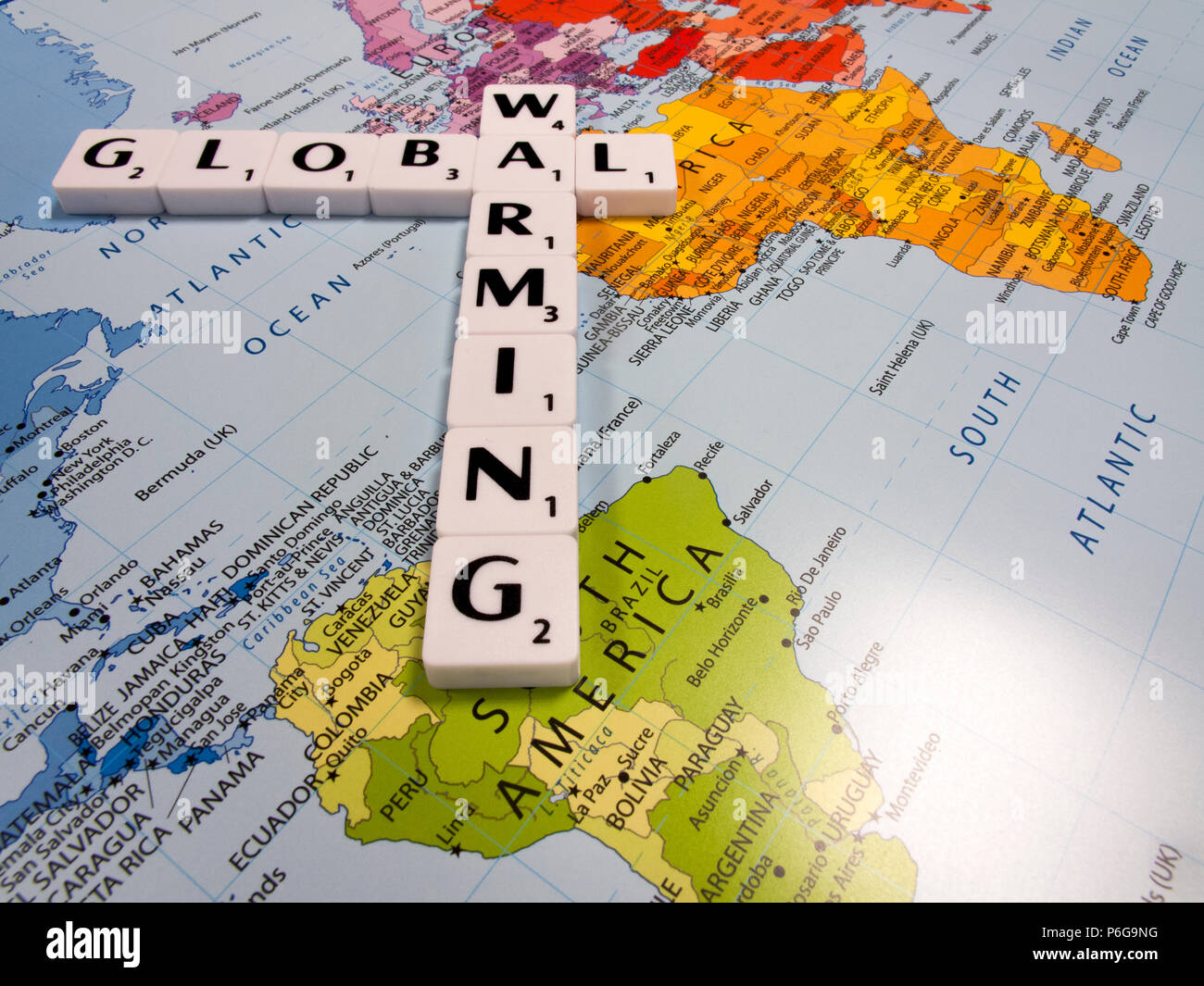 Représentation de réchauffement climatique, la température mondiale moyenne a augmenté au rythme le plus rapide de l'histoire enregistrée, sur fond de carte du monde Banque D'Images