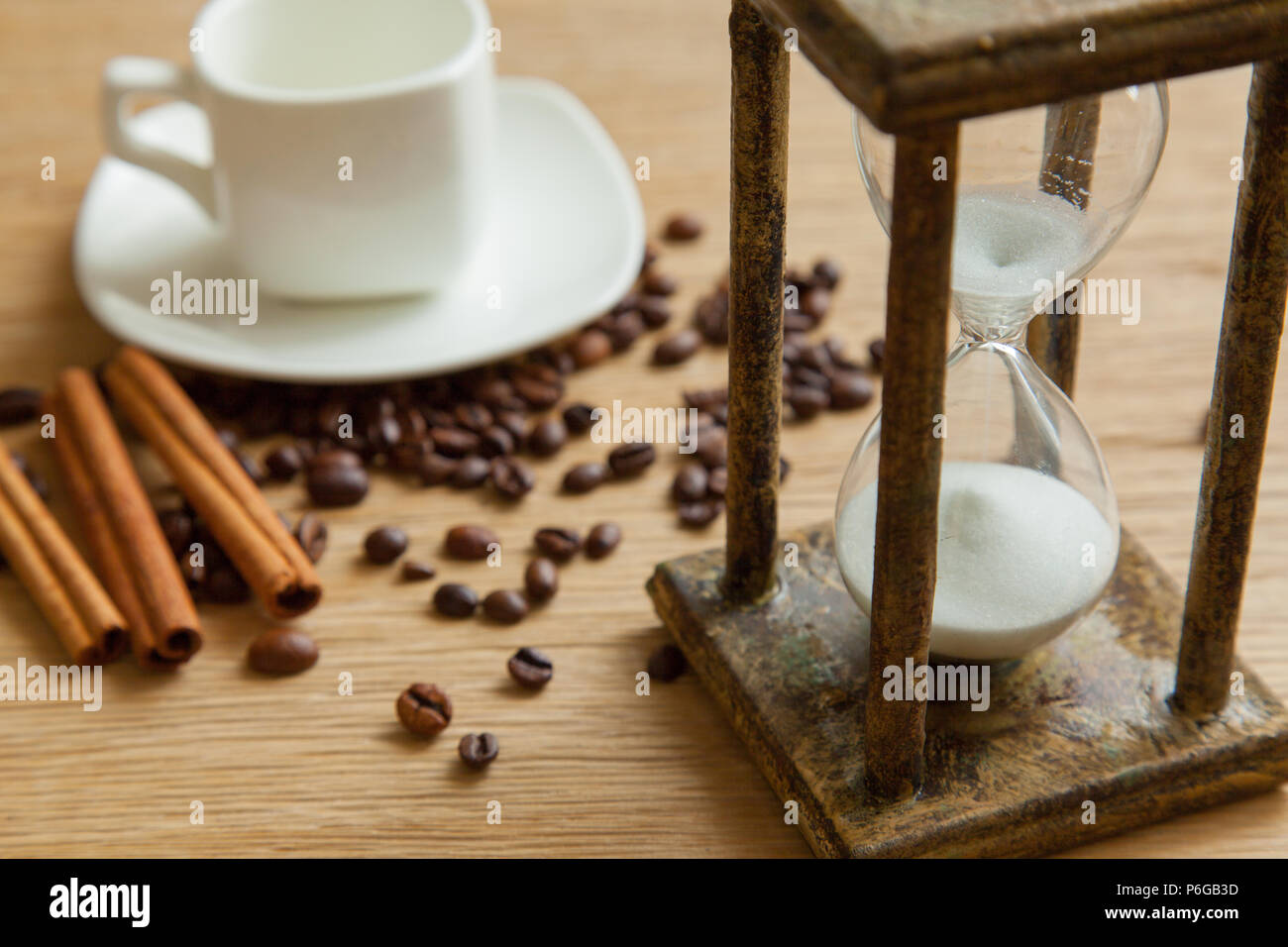 Hourglass sur la table en chêne, comme le temps qui passe pour l'entreprise concept date limite, d'urgence et de manquer de temps. Banque D'Images