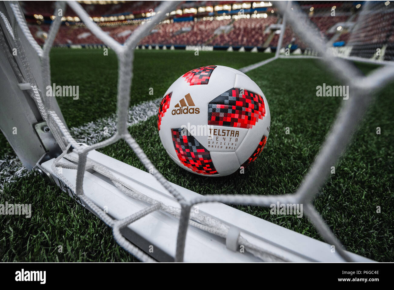 Foot : Adidas Telstar Chabet, ballon de match officiel des séries éliminatoires de la Coupe du Monde de la FIFA, Russie 2018 sur le terrain au stade Luzhniki, Moscou, Russie Banque D'Images