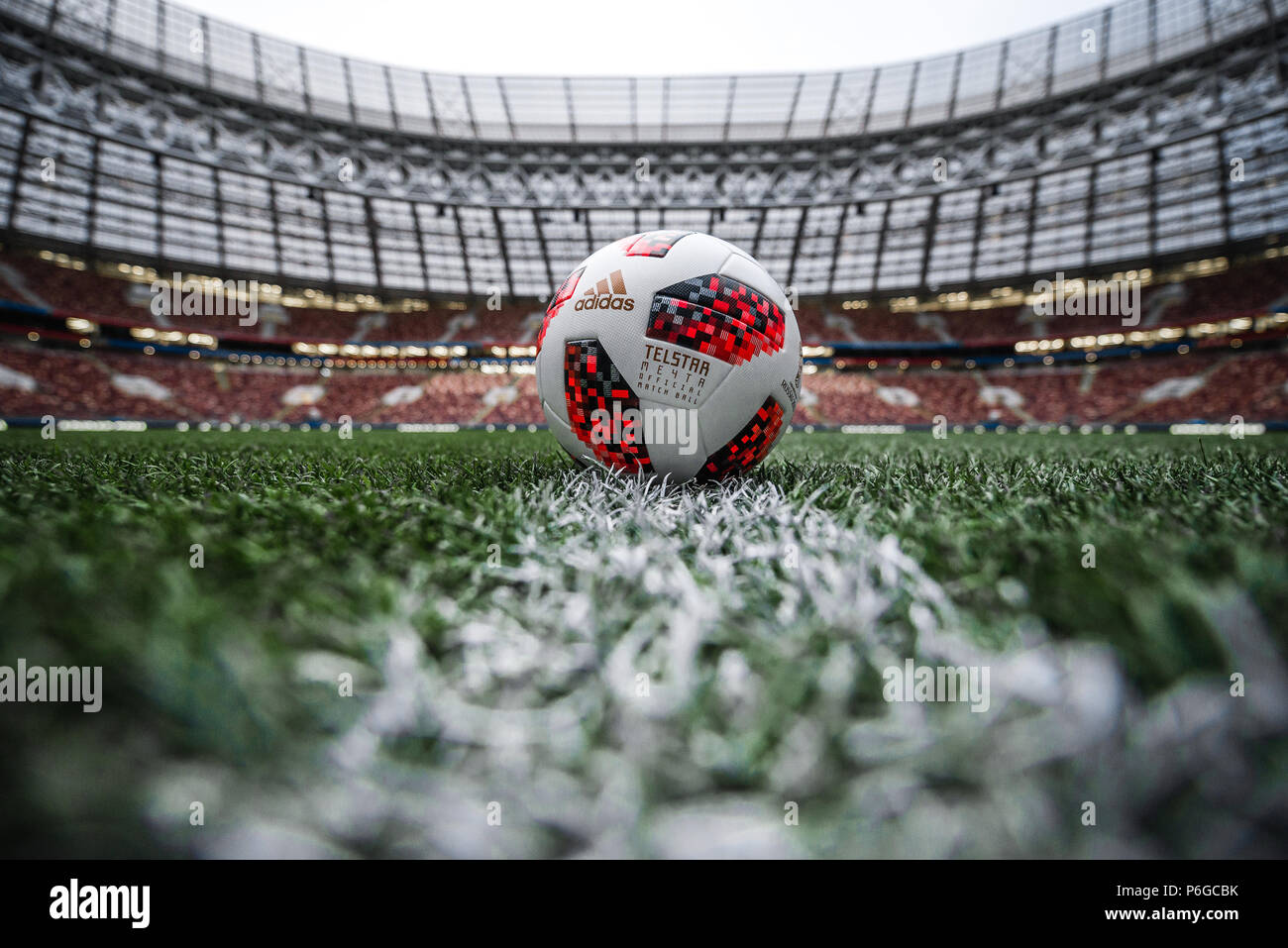 Foot : Adidas Telstar Chabet, ballon de match officiel des séries éliminatoires de la Coupe du Monde de la FIFA, Russie 2018 sur le terrain au stade Luzhniki, Moscou, Russie Banque D'Images