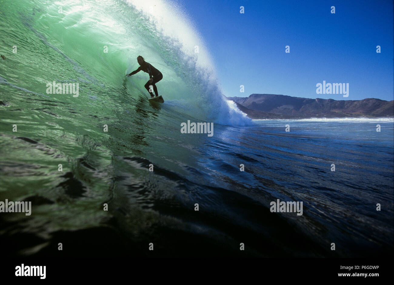 Surf tube vert vague à Cape Town, Afrique du Sud Banque D'Images
