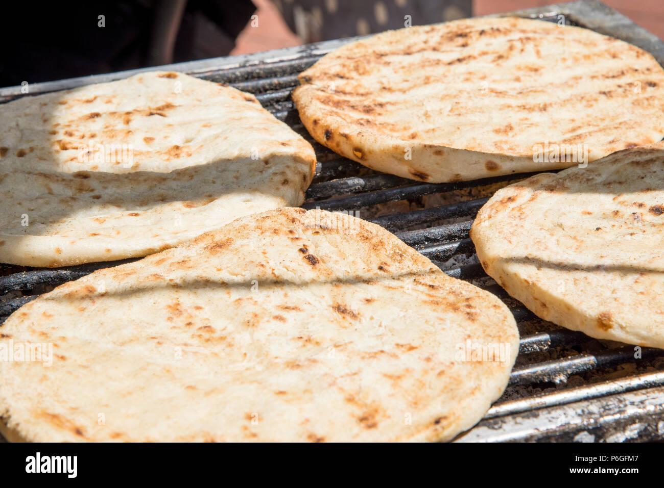 Sur le bbq pita grec - ood Street Market Reading, Royaume-Uni - Juin 2018 Banque D'Images
