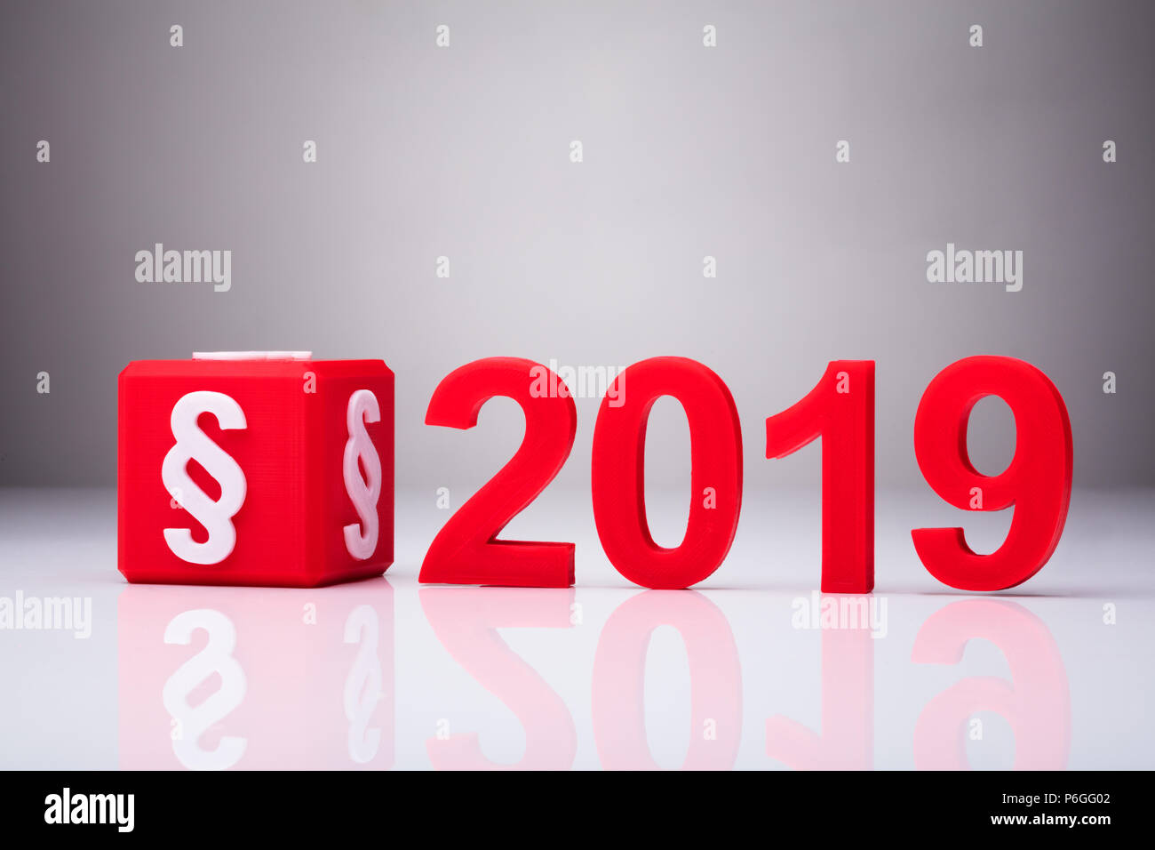 Cube Rouge avec symbole paragraphe En plus d'année 2019 sur fond réfléchissant Banque D'Images