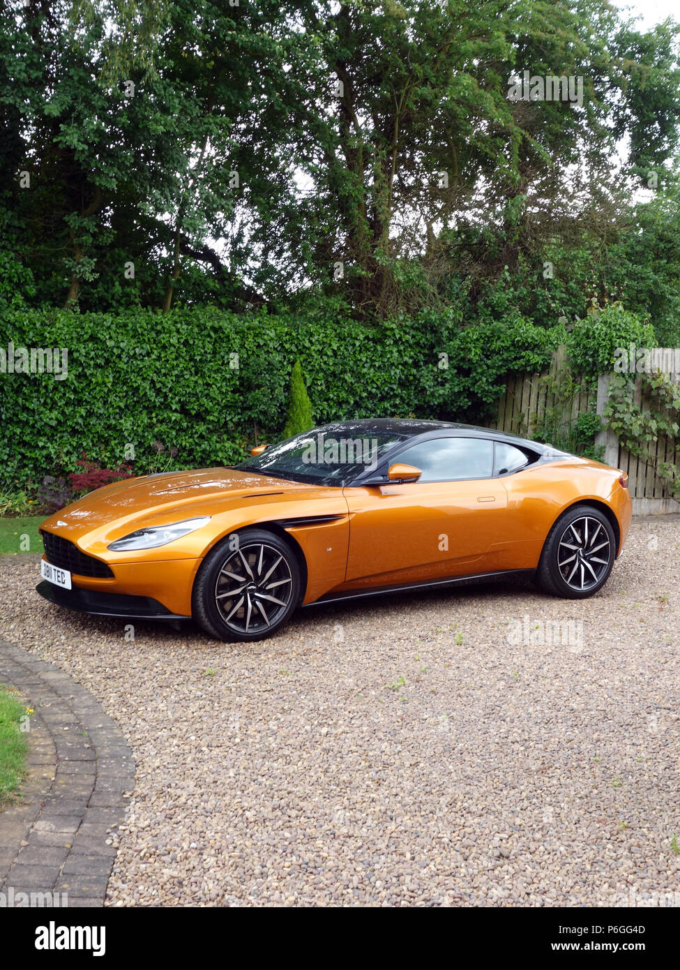 Aston Martin DB11 à une maison privée dans le Yorkshire du Sud. L'Aston Martin DB11 est une voiture de sport Tourer grand Britannique Banque D'Images