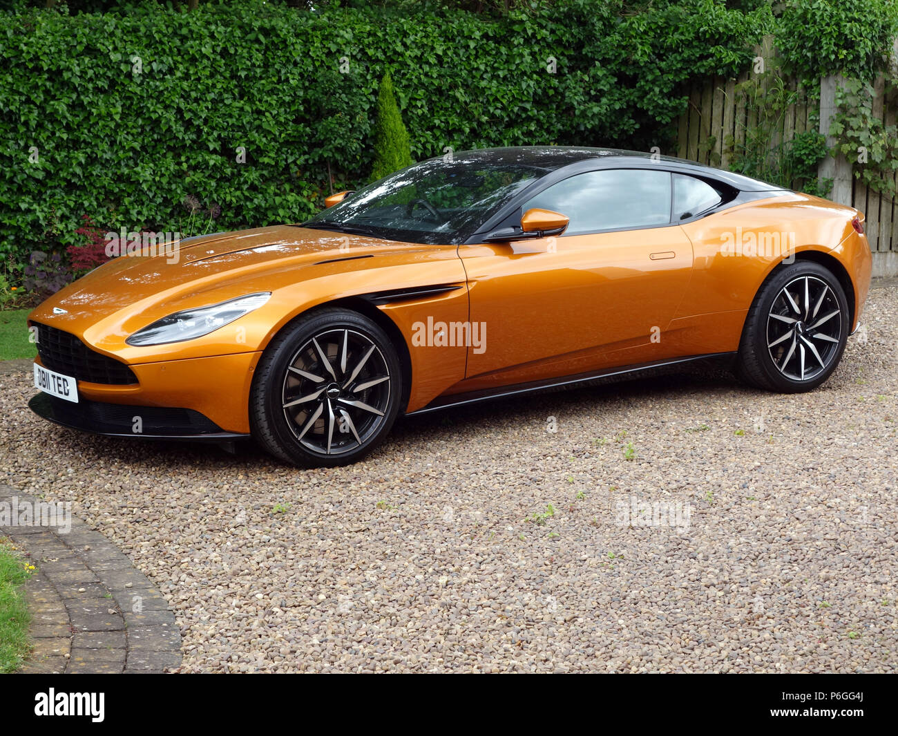 Aston Martin DB11 à une maison privée dans le Yorkshire du Sud. L'Aston Martin DB11 est une voiture de sport Tourer grand Britannique Banque D'Images