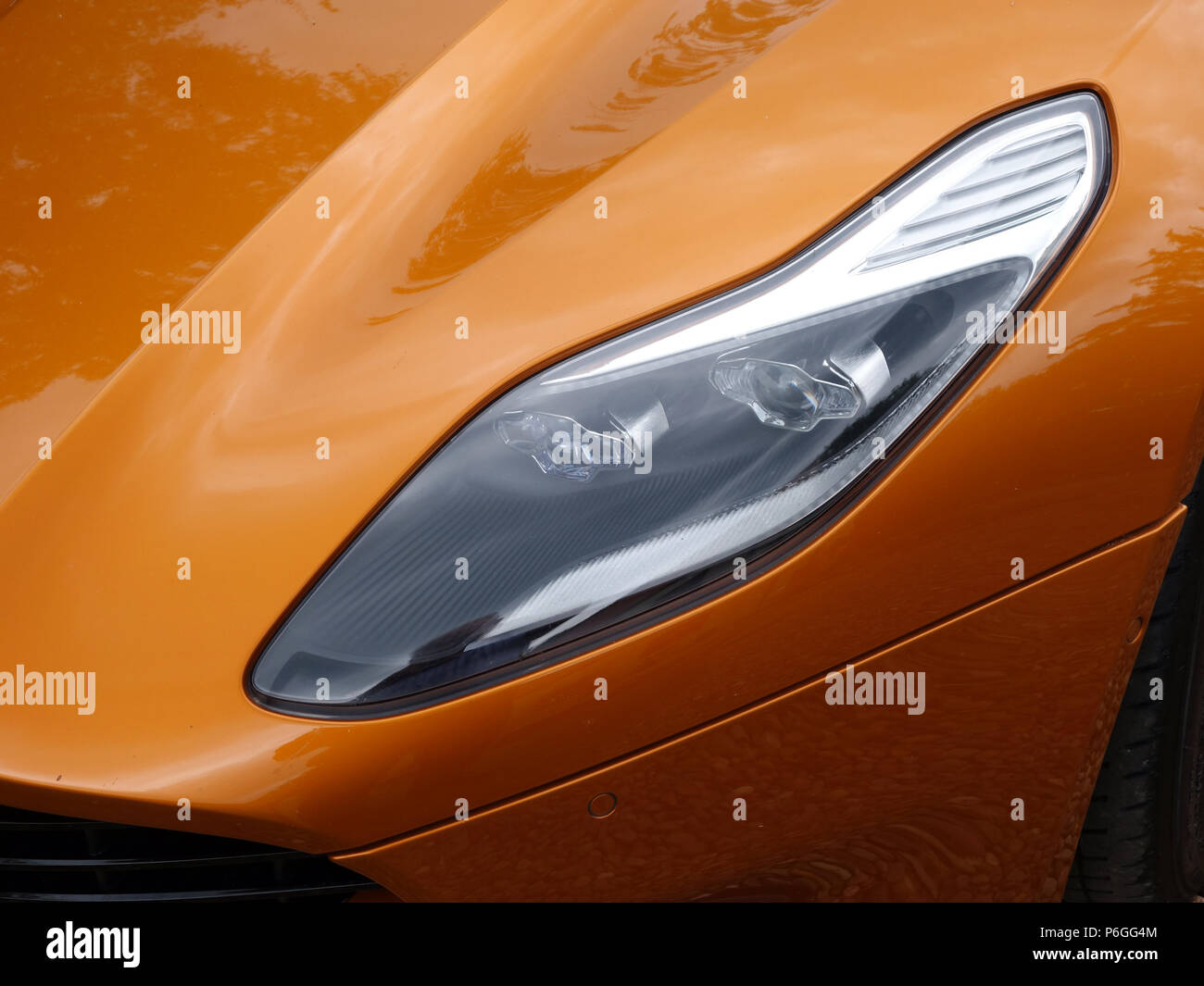 Aston Martin DB11 à une maison privée dans le Yorkshire du Sud. L'Aston Martin DB11 est un grand tourer Banque D'Images