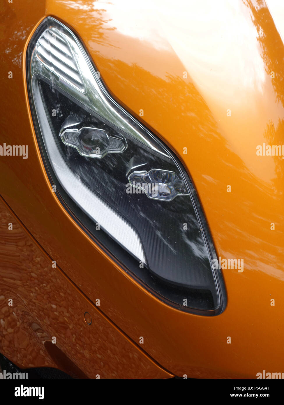Aston Martin DB11 à une maison privée dans le Yorkshire du Sud. L'Aston Martin DB11 est un grand tourer Banque D'Images