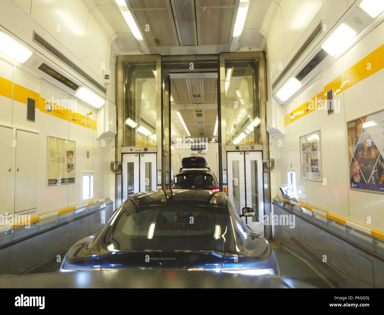 La conduite d'un Range Rover dans l'Eurotunnel Le Shuttle Train. Photographie prise à partir du point de vue des pilotes Banque D'Images