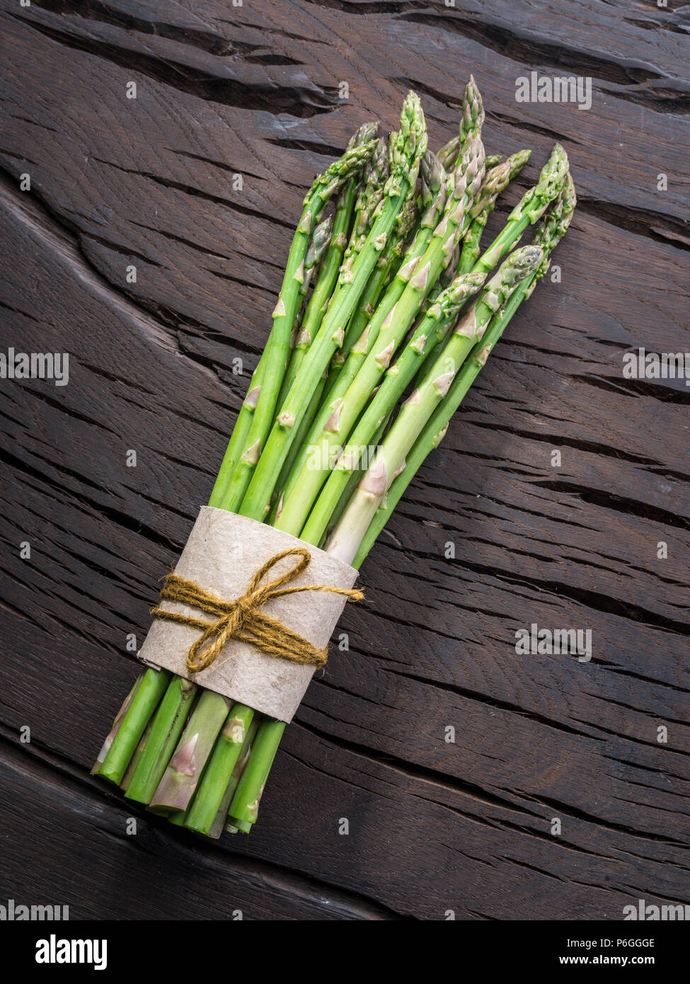 Les jeunes pousses d'asperges vertes sur table en bois. Vue d'en haut. Banque D'Images