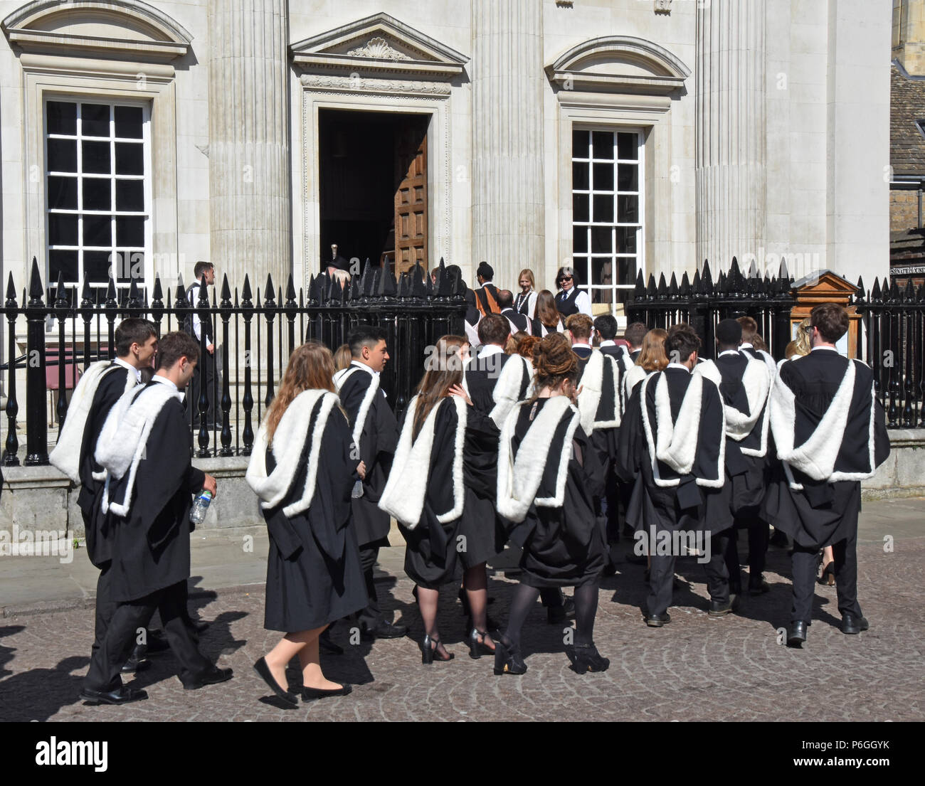 Cambridge UK 27 Juin 2018 : Kings College élèves fichier dans la chambre du Sénat pour leur cérémonie de degré d'Admission générale Banque D'Images