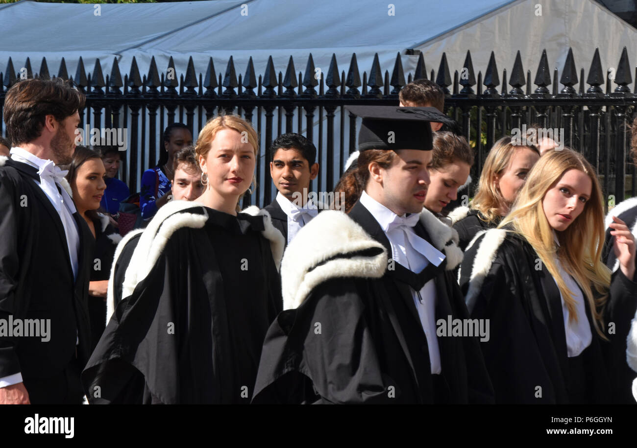 Cambridge UK, le 27 juin 2018 : Kings College Les élèves en attente sur Kings parade pour aller dans la chambre du Sénat pour l'obtention du diplôme Banque D'Images