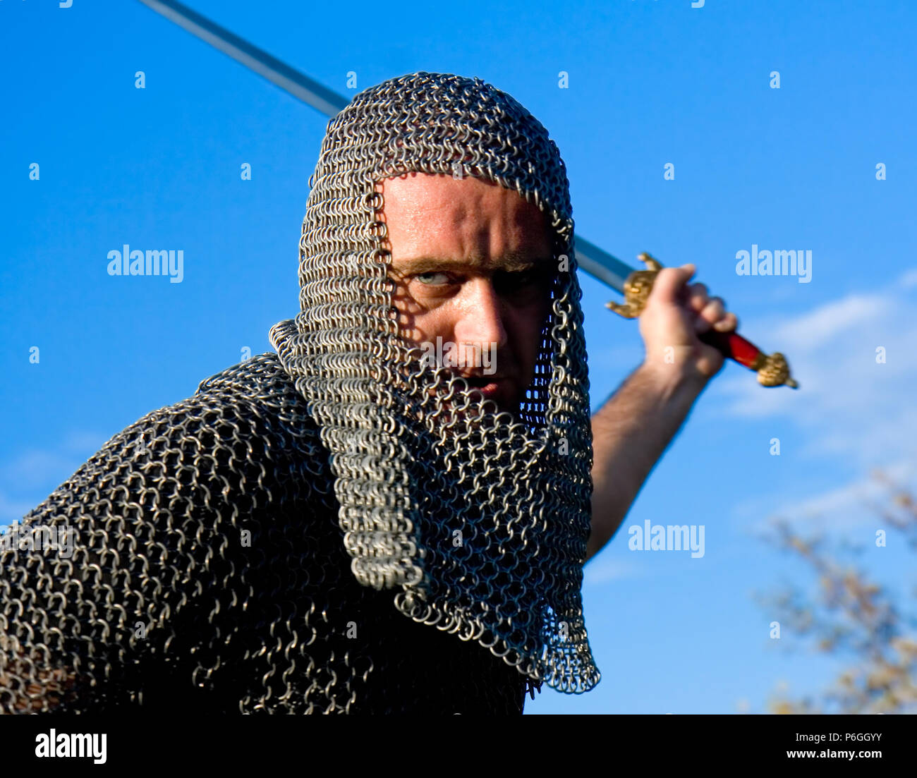 Le port de l'épée et l'armure de chevalier Banque D'Images