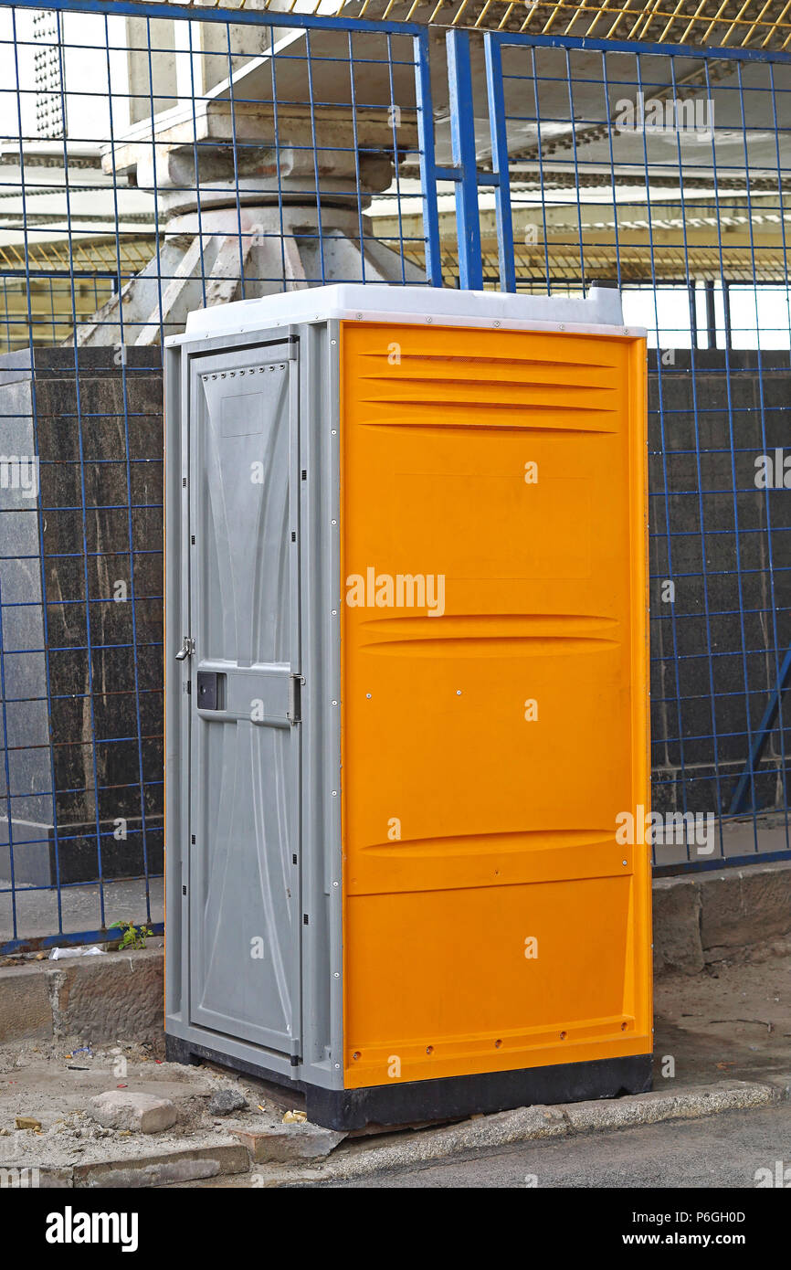 Cabine de toilettes portables at construction site Banque D'Images