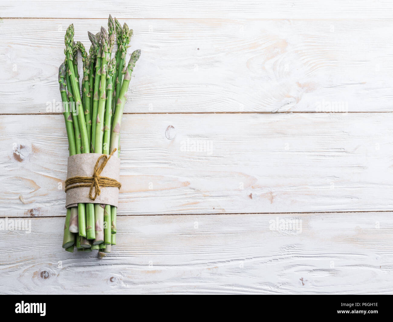 Les jeunes pousses d'asperges vertes sur table en bois. Vue d'en haut. Banque D'Images