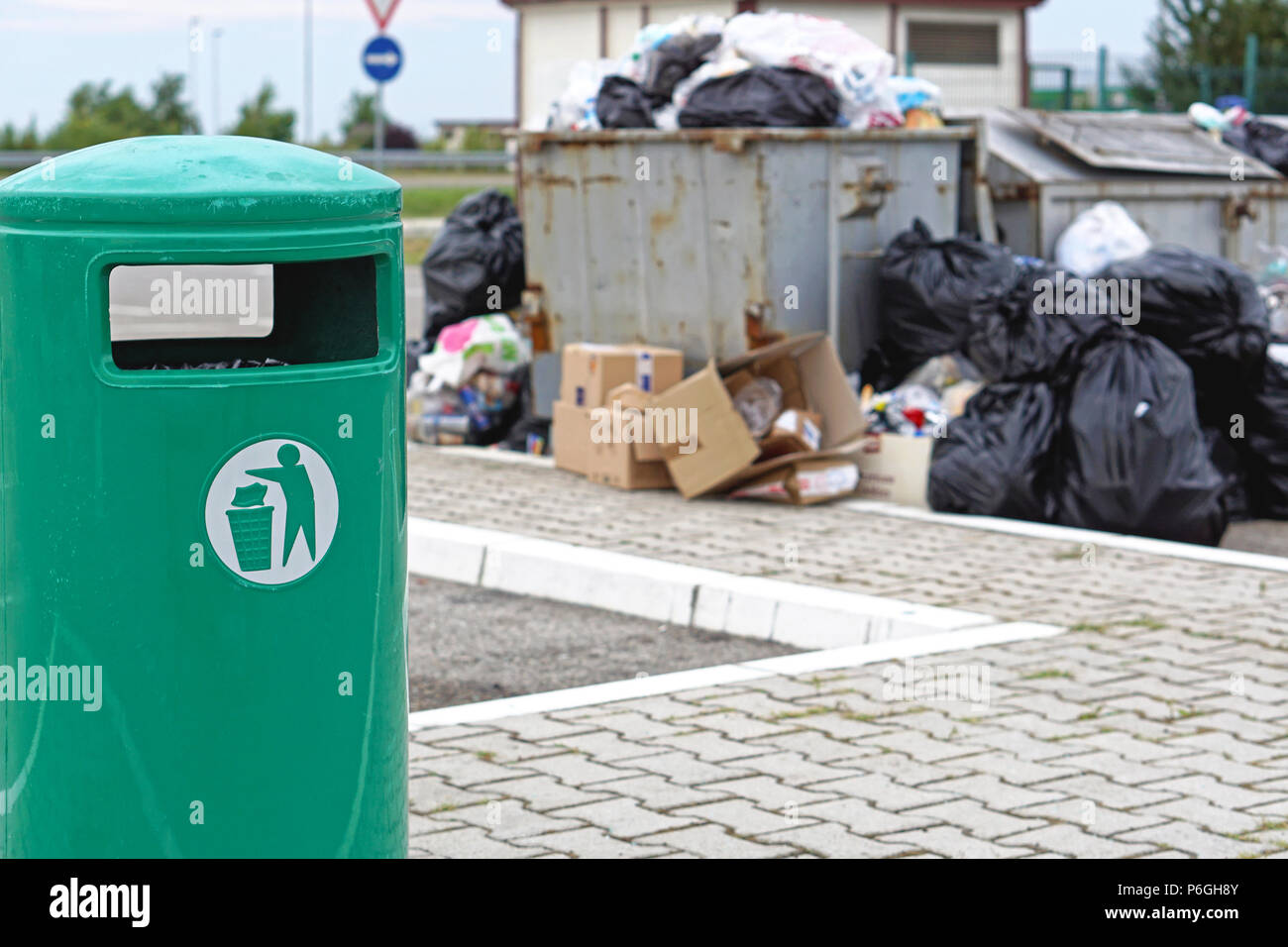 Trop-plein d'ordures et déchets corbeille vide Banque D'Images