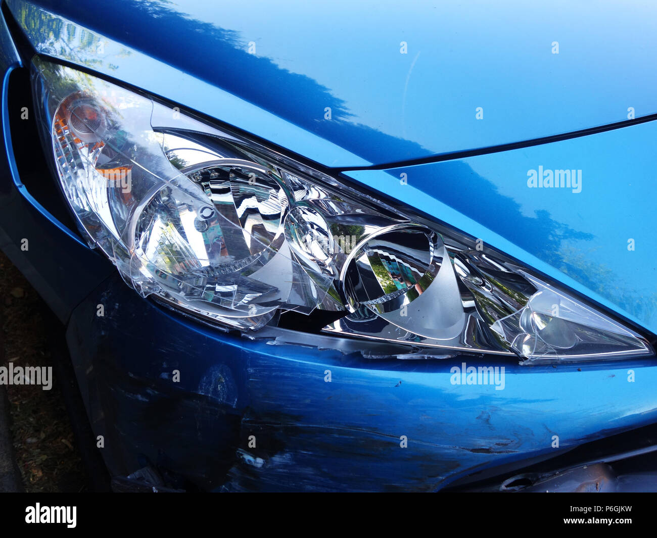 Vue avant voiture close up photographies d'une Peugeot 208 qui a été dammaged dans un accident de voiture menant à l'avant d'endommager sur cette voiture Banque D'Images