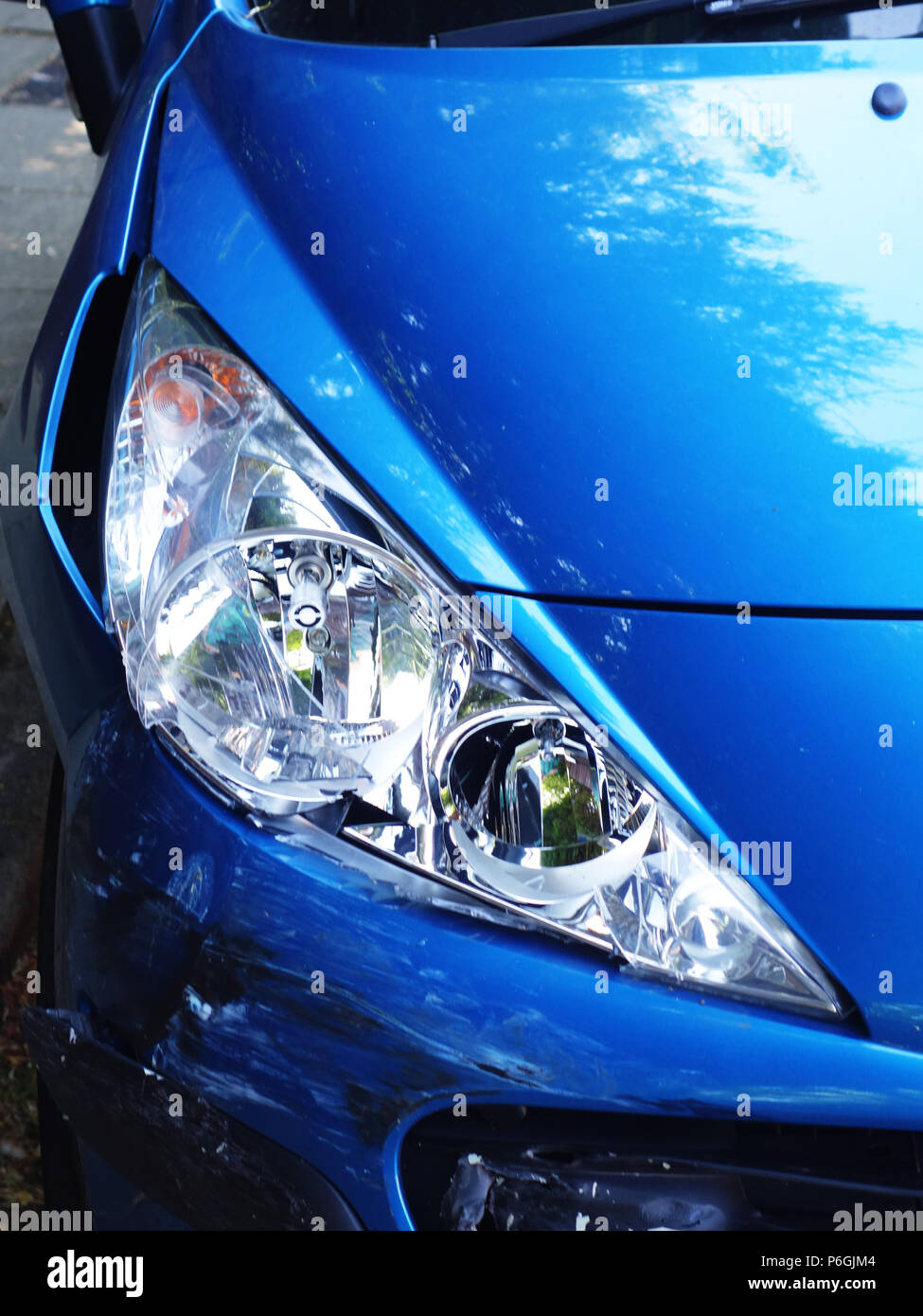 Vue avant voiture close up photographies d'une Peugeot 208 qui a été dammaged dans un accident de voiture menant à l'avant d'endommager sur cette voiture Banque D'Images