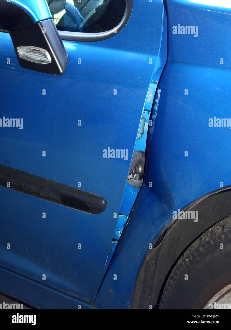 Close up photographies d'une Peugeot 208 qui a été dammaged dans un accident de voiture menant à l'avant d'endommager sur cette voiture Banque D'Images