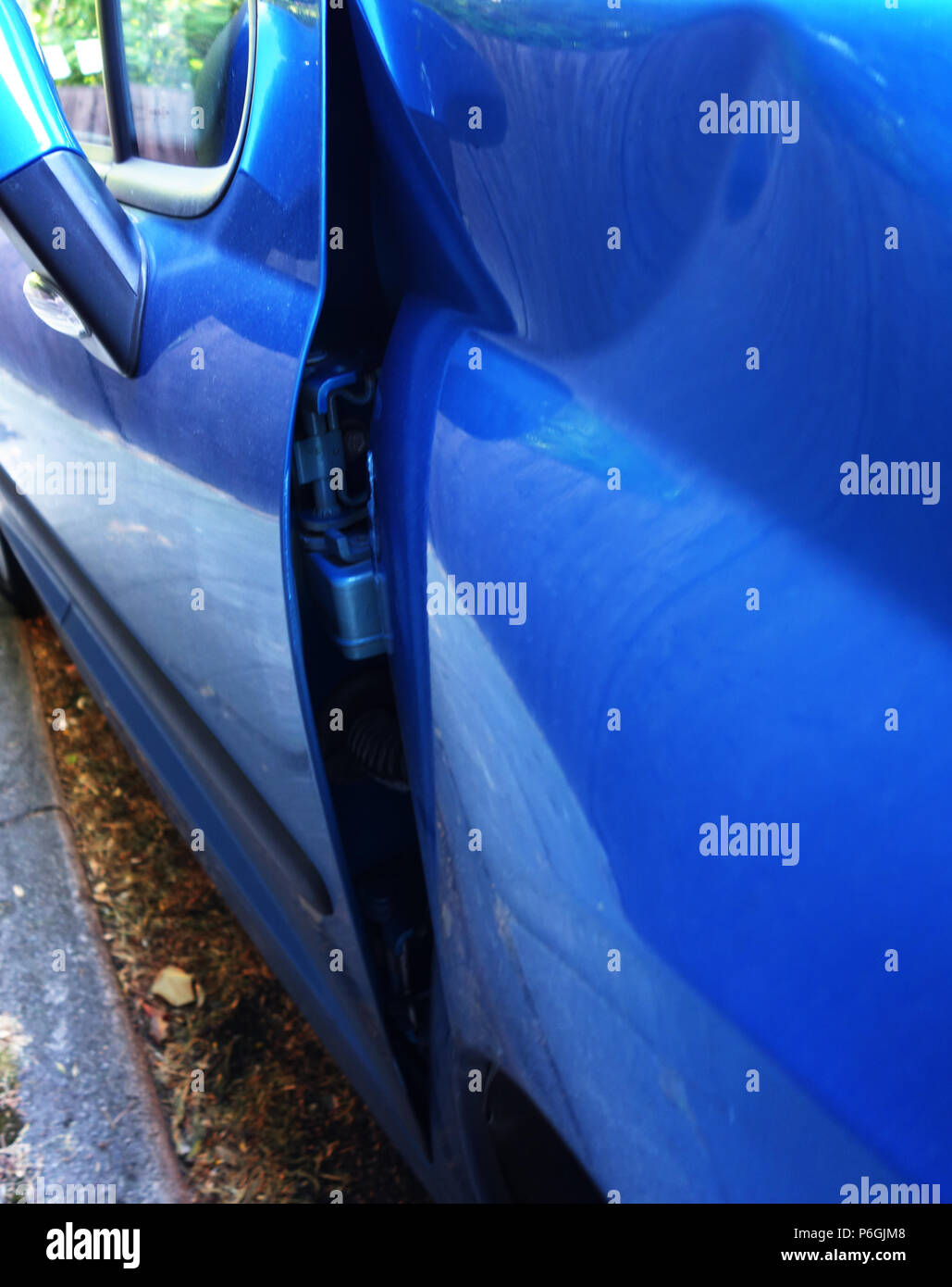 Close up photographies d'une Peugeot 208 qui a été dammaged dans un accident de voiture menant à l'avant d'endommager sur cette voiture Banque D'Images