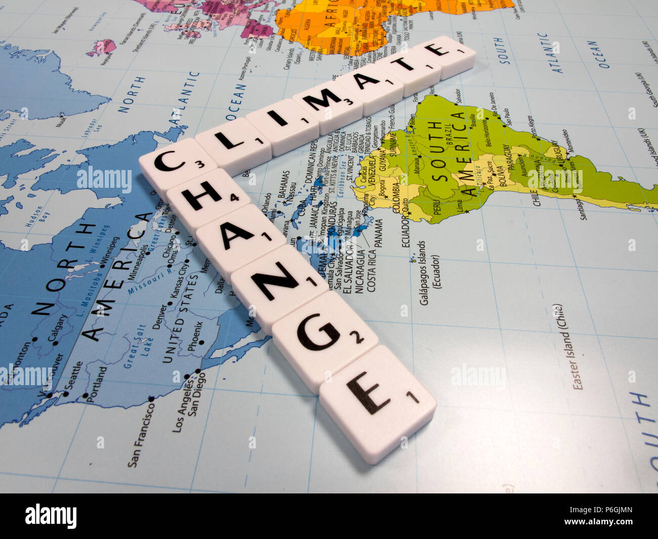 Représentation de l'évolution du climat, la température mondiale moyenne a augmenté au rythme le plus rapide de l'histoire enregistrée, sur fond de carte du monde Banque D'Images