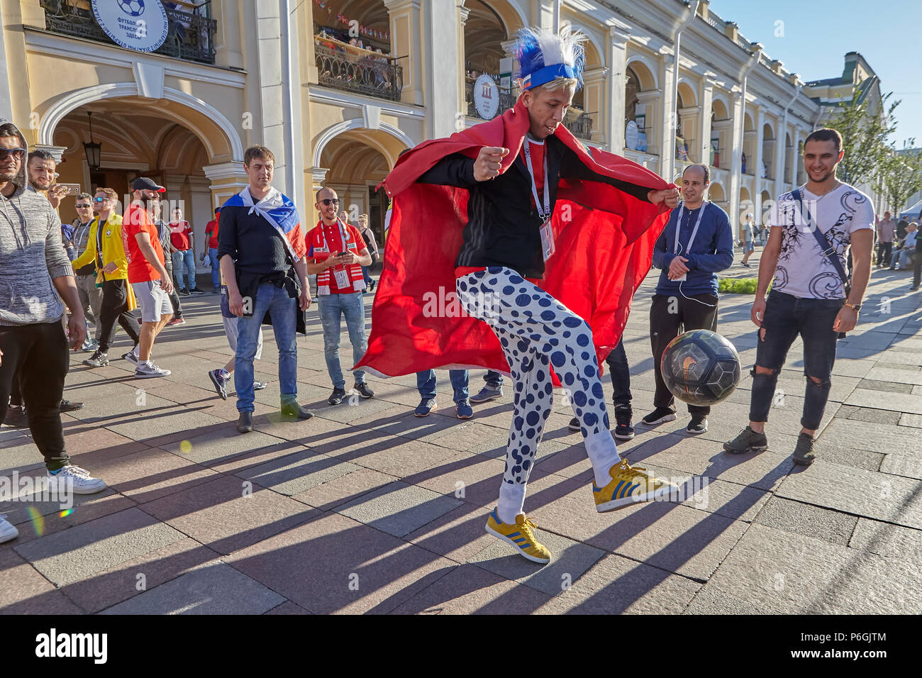 Saint-pétersbourg, Russie - le 25 juin 2018 : Fédération de football fan dans stupide chapeau et vêtements drôles, coups de balle sur la Perspective Nevski à Saint-Pétersbourg. Banque D'Images