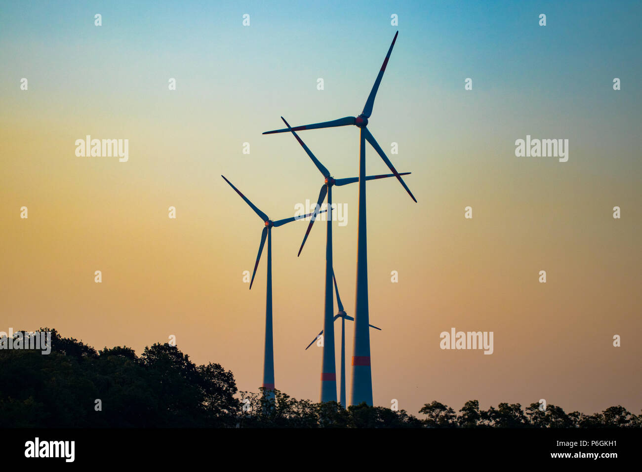 Le groupe d'éoliennes pour la production d'énergie électrique renouvelable. Banque D'Images