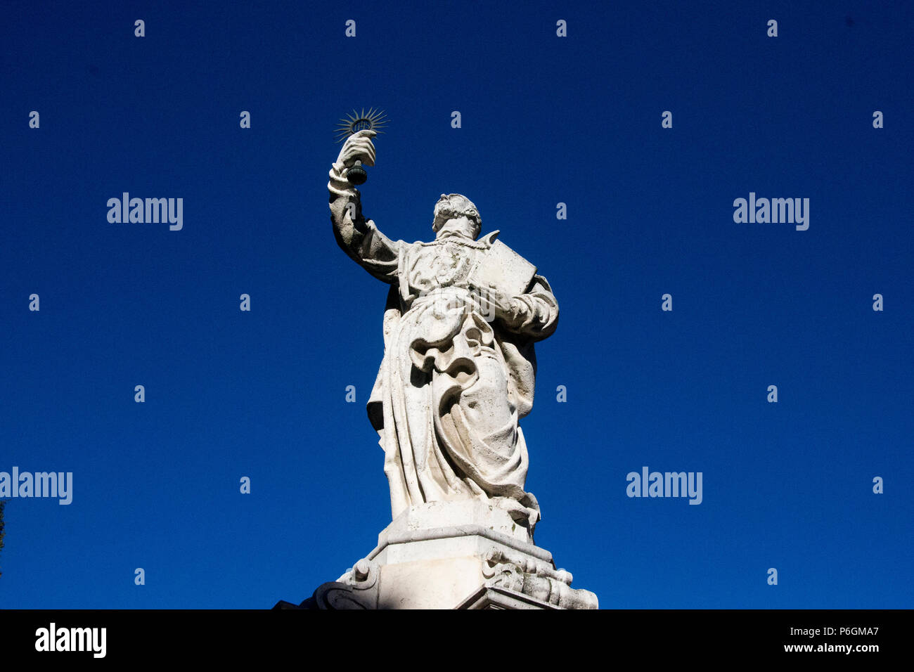 Monument situé en face d'une église, d'Alcala de Henares, Madrid, Espagne Banque D'Images