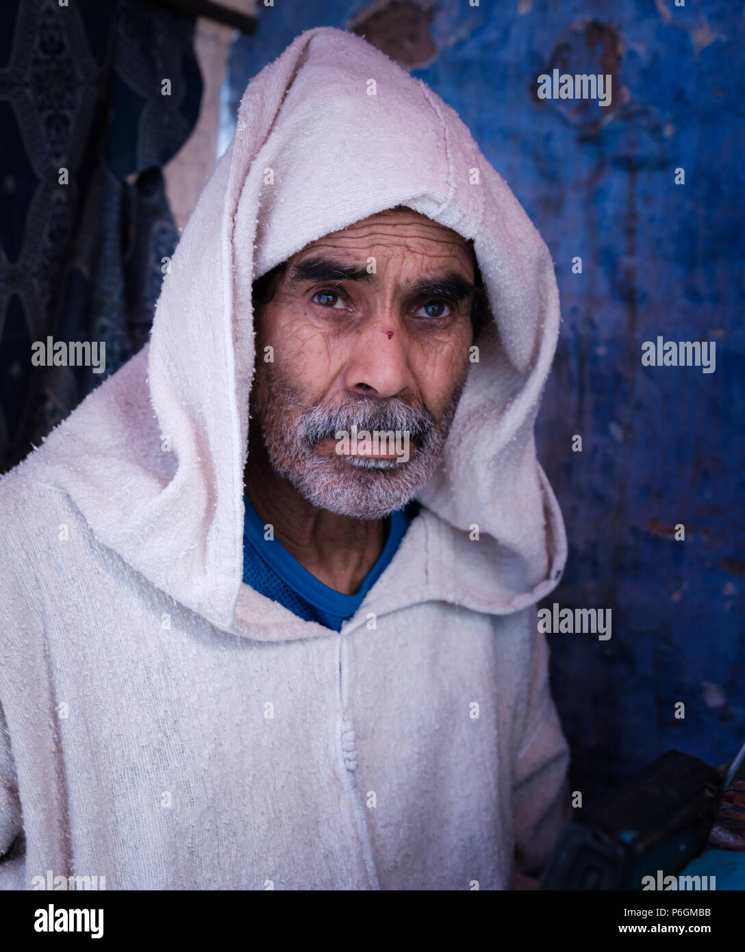 CHEFCHAOUEN, MAROC - CIRCA AVRIL 2017 : Portrait de l'homme marocain dans les rues de Chefchaouen portant une djellaba traditionnelle Banque D'Images