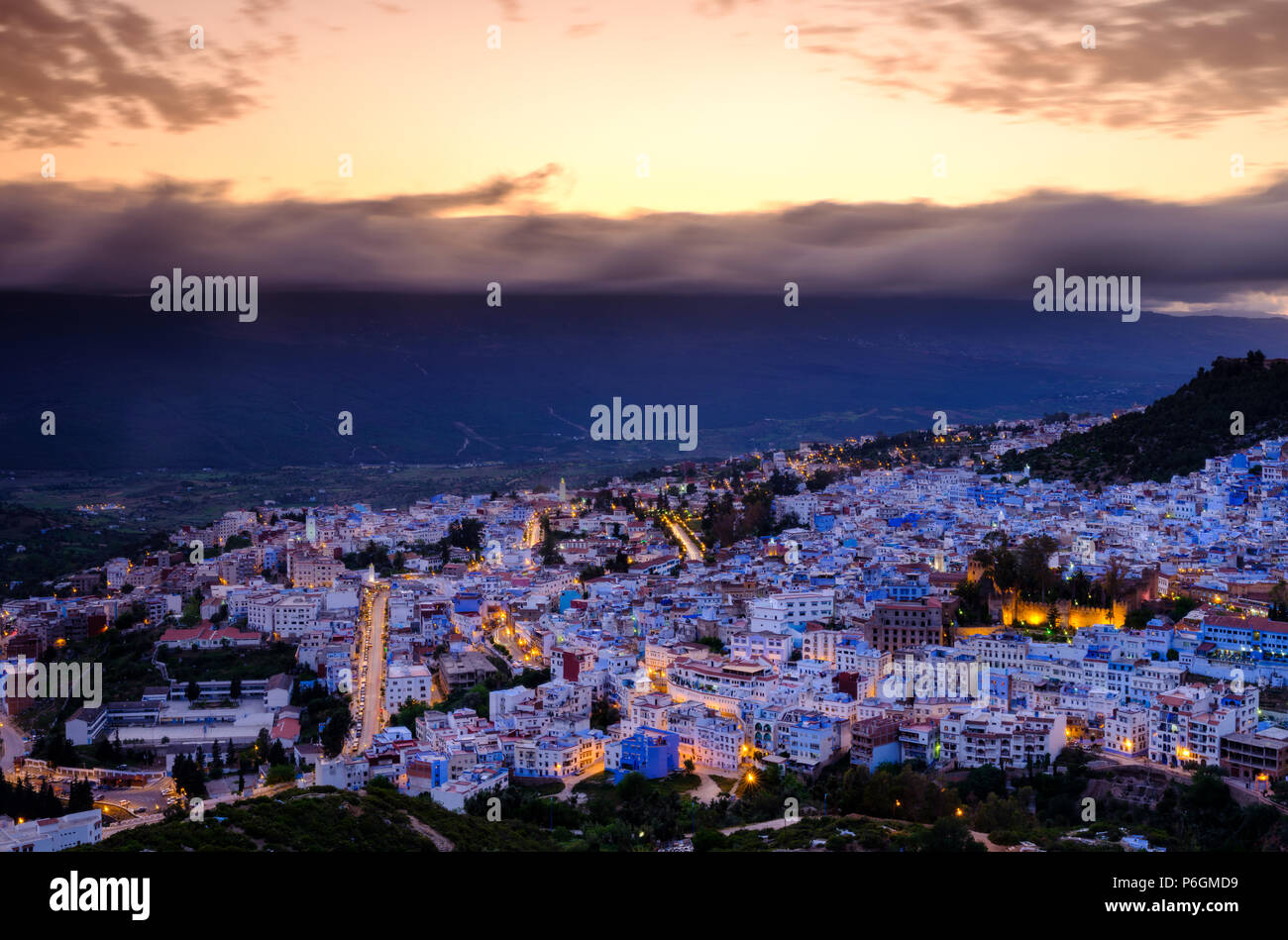 CHEFCHAOUEN, MAROC - CIRCA AVRIL 2017 : Coucher du soleil à Chefchaouen vu depuis une colline. C'est une destination touristique populaire au Maroc Banque D'Images