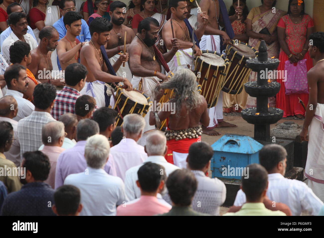 Para eduppu est une coutume populaire au kerala temples bhagavathi.velichappad ou Oracle et son équipe maisons visites de bénir les fervents. Banque D'Images