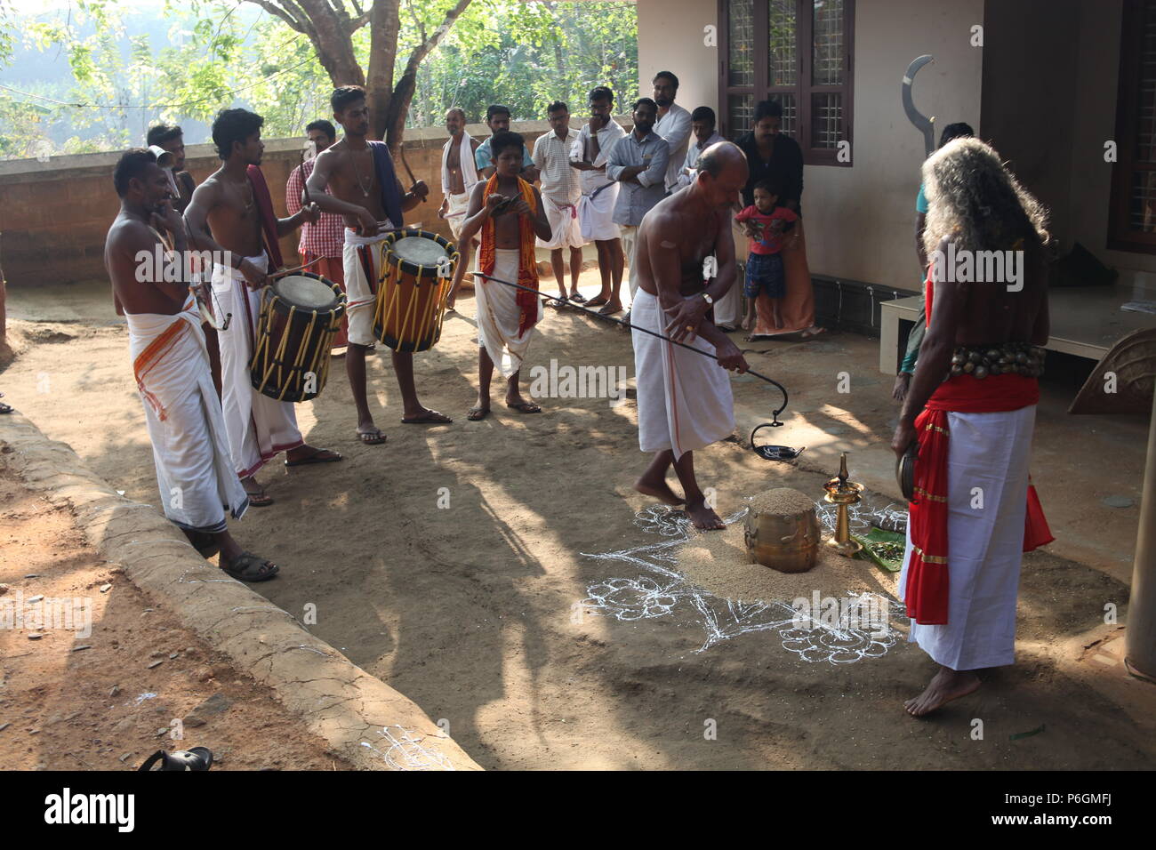 Para eduppu est une coutume populaire au kerala temples bhagavathi.velichappad ou Oracle et son équipe maisons visites de bénir les fervents. Banque D'Images