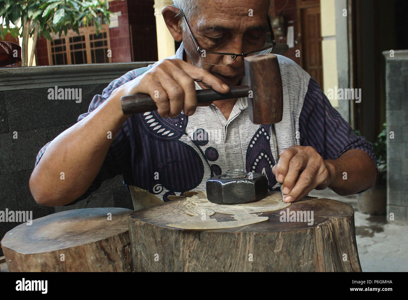 Yogyakarta, Indonésie - 30 juin 2018 : Un Wayang kulit artisan est vu la préparation d'une marionnette faite de cuir de buffle à Yogyakarta, Indonésie. Wayang Banque D'Images